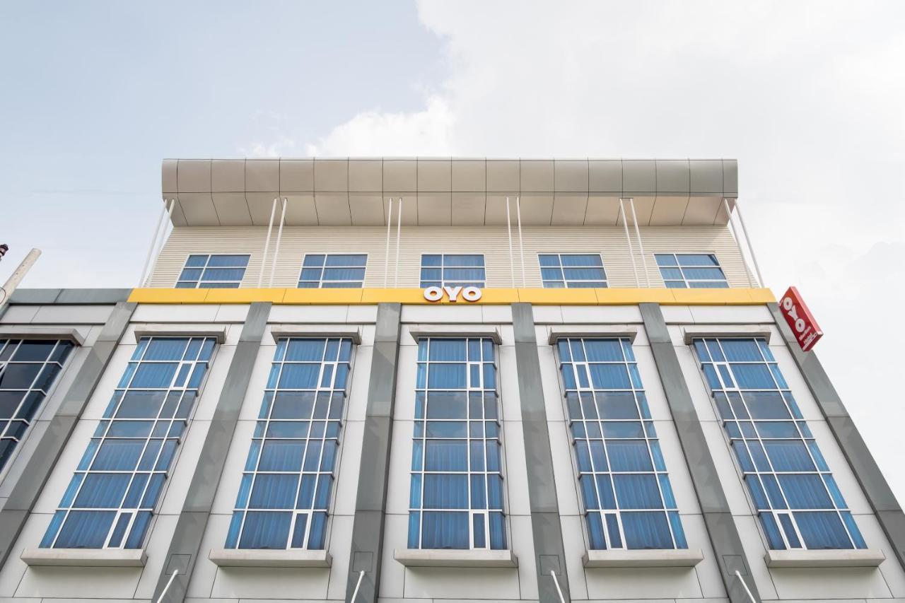 Oyo 727 Merlion Hotel Medan Exterior foto