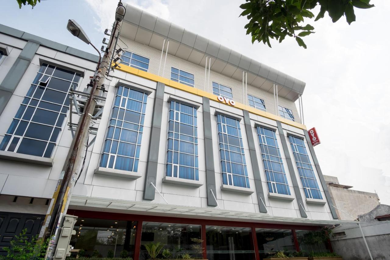 Oyo 727 Merlion Hotel Medan Exterior foto